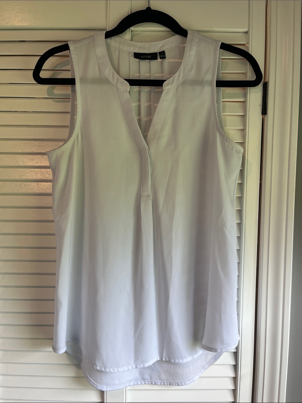 Apt. 9 White Sleeveless V‑Notch Blouse